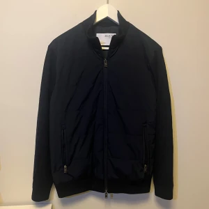 Selected Homme cardigan - Riktigt stilig mörkblå cardigan från Selected Homme, lite av det finare slaget. Den är i fint skick, storlek M. Ullblandning i ärmarna, passar till det mesta och är lite varmare än den ser ut. Skriv vid minsta intresse, pris kan diskuteras 😀