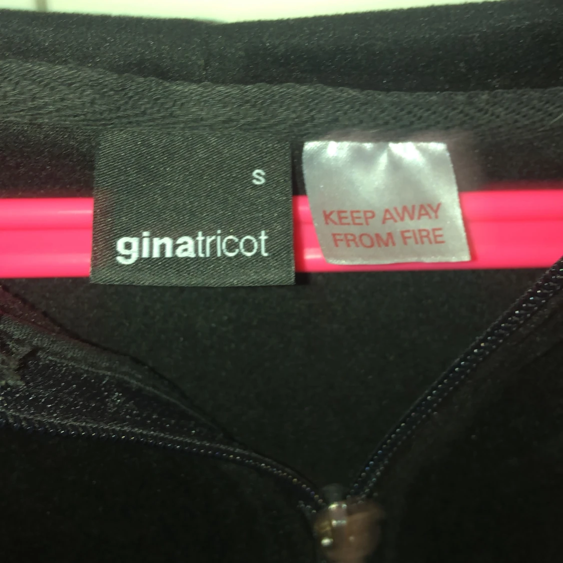 Svart hoodie från Gina Tricot - 91