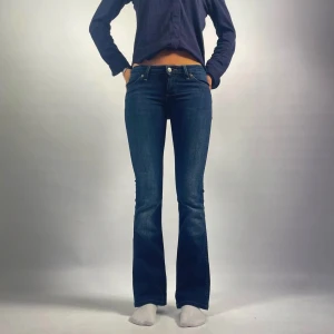 Mörkblå lågmidjade bootcut jeans - Lågmidjade och bootcut. Storlek 32/xxs, 70 cm i midjemått, 78 cm i innerbensmått. Köpta för 600kr, endast använda 1 gång! 