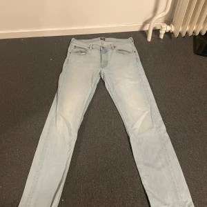 Ljusblå jeans från Lee - Säljer ett par ljusblå jeans från Lee i bra skick. Inget fel på byxorna använder dom bara inte längre 