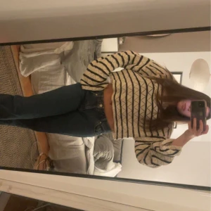 Randig croppad tröja - Säljer en superfin randig tröja i beige och svart. Den är croppad och har långa ärmar, perfekt för en avslappnad stil. Tröjan är i bra skick och passar perfekt till jeans eller kjol. Från zara!