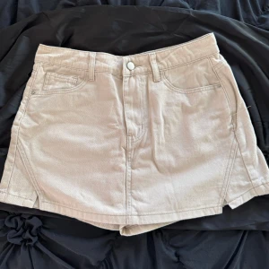 Beige shorts från Dazy - Säljer ett par snygga beige shorts från Dazy i storlek XL men är mer M ( väldig liten i storlek) . De är i mycket bra skick och har en klassisk femficksdesign med knapp och dragkedja framtill. Perfekta för sommardagar eller en avslappnad vårlook. 🩳✨