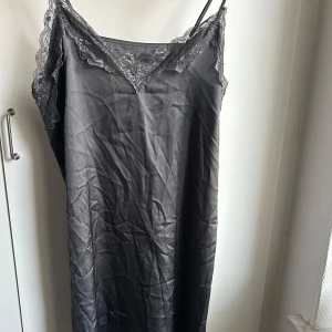 Nattlinne - Säljer detta nattlinnet som aldrig har använts. Det står inget märke på men tror att det från rusta eller liknande. Skulle säga att storleken är M/L eller 38/40.