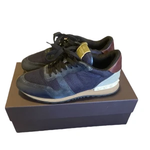 Valentino sneakers i svart och brunt - Snygga Valentino Rockrunner sneakers i marinblå. Storlek 41,5 men passar mer som 42. Väldig bra skick och OG låda medföljer!!! Här gärna av dig om du har några frågor :)