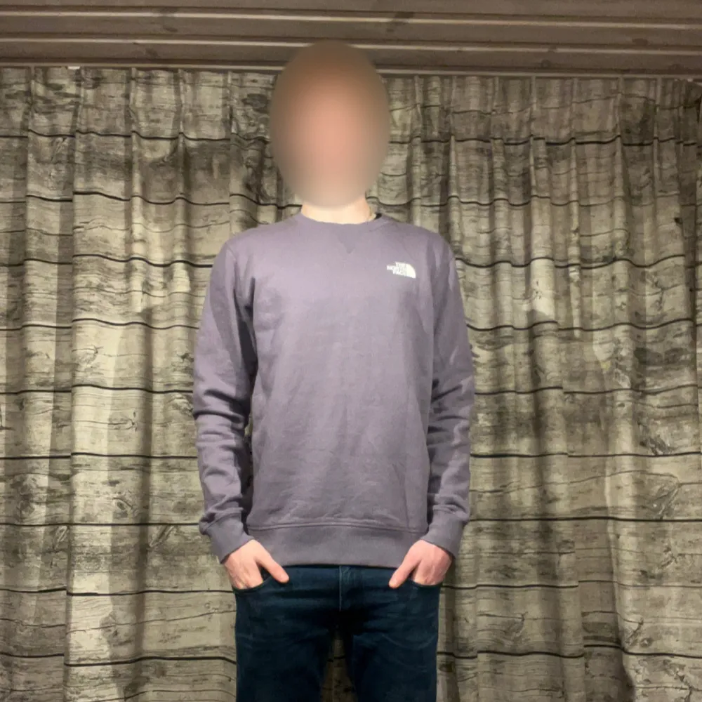 Säljer en stilren grå sweatshirt från The North Face i storlek M. Tröjan är i nyskick och har en klassisk design med rund hals och långa ärmar. Perfekt för både vardag och utomhusaktiviteter. Den är mjuk och bekväm, idealisk för höst och vår.. Hoodies.