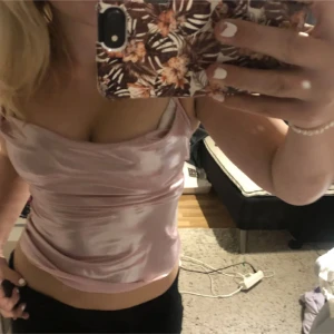 Rosa fest topp - Säljer detta jättefina rosa linne med smala axelband. Perfekt för festliga tillfällen! Köpt här på plick men kommer aldrig till användning. Storleken står heller inte men den passar mig och jag brukar ha S eller M. Det är heller inga skador vad jag ser eller har märkt. (Första bilden är inte min utan av tjejen jag köpte av) kom privat för fler bilder eller frågor!❤️