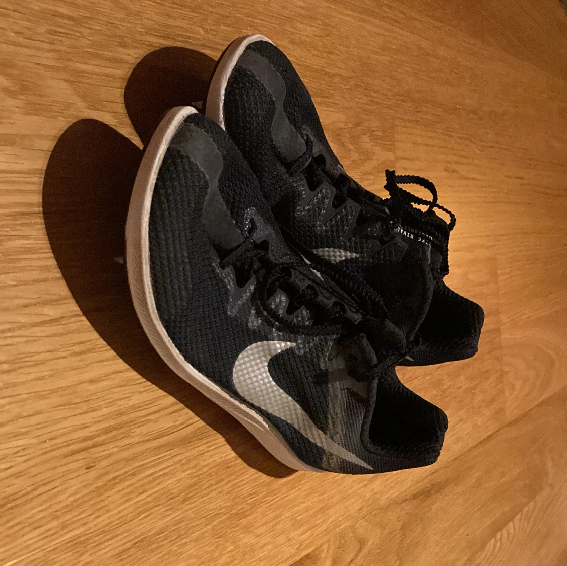 Svarta Nike löparskor med spikar