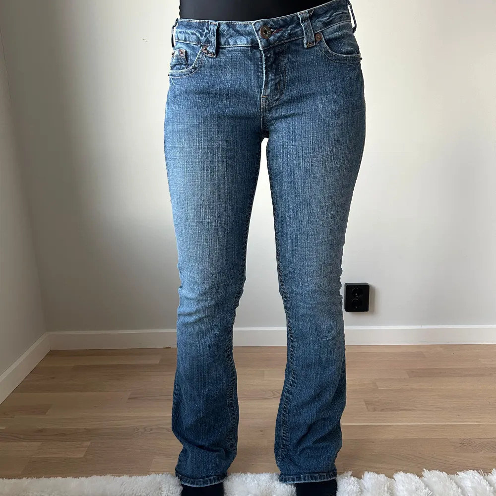 Lågmidjade jeans med coola bakfickor. Tjejen på bilden är 165cm. Jeans & Byxor.