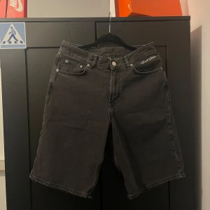 Sweet skbts jorts  - Helt nya sweet skbts jorts, aldrig använda. Storlek xs men passar definitivt S också då dem är rätt så baggy och långa. Hör av er vid frågor eller fler bilder🤝✅