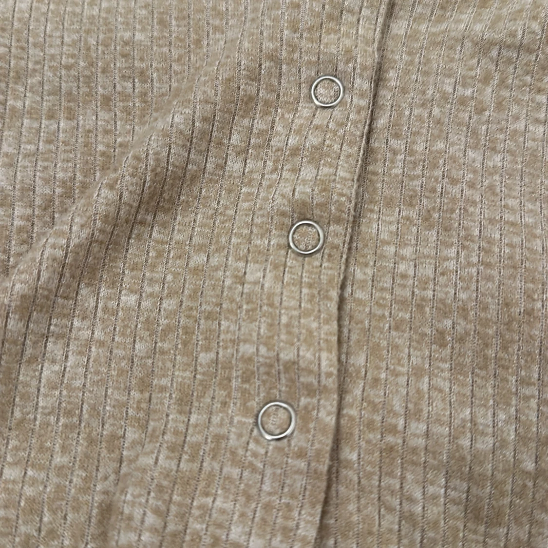 Beige ribbad kofta - 90