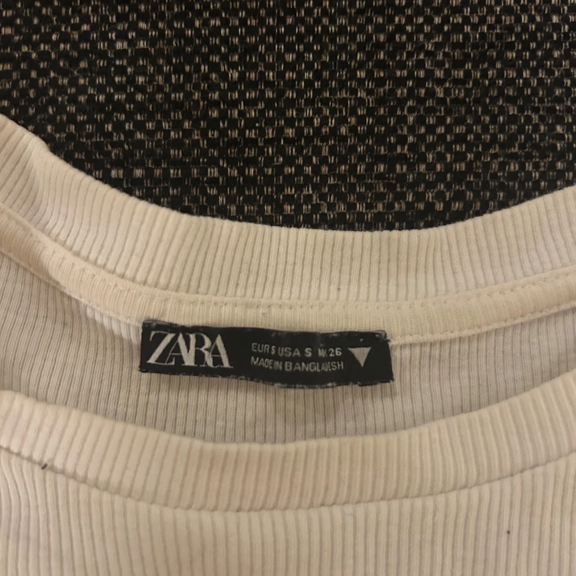 Vit ribbad topp med volangärmar från Zara - 91