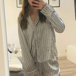 Silkigt skön pyjamas topp som tillhör ett set 