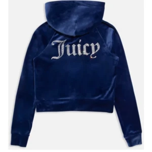 Mörkblå sammetshoodie från Juicy Couture - Säljer en supermjuk och lyxig mörkblå sammetshoodie från Juicy Couture. Den har en glittrig Juicy-logga på ryggen och dragkedja fram. Säljer inte hela settet utan endast tröjan då den har blivit för liten på mig. Jag går ner vid snabbaffär