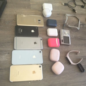  Tekniska prylar  - Håller på att rensa våra tv lådor! så passa på att fynda!!  flera phones, Samsung, hörlurar och en kamera, finns även massa fler saker. Kan  sälja riktigt bra priser. Buda på!☺️ och kolla gärna in mina andra annonser då jag har ännu flera saker för väldigt suveräna priser! Bara att skriva om ni har någon fundering📱📷