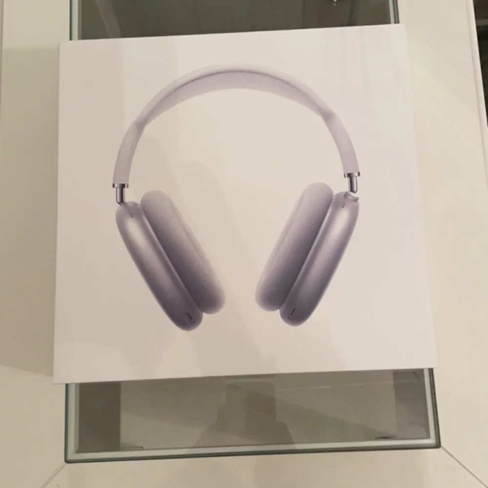  Hej, Säljer oanvända Air-Pods Max som jag fick. har redan Air-Pods gen 3 och är inte bekväm med hörlurar som går över huvudet. De kommer med ett skal. Kan mötas upp runt Sollefteå eller posta dem. Fråga gärna om ni har funderingar! :)  nypris runt 6000kr! . Accessoarer.