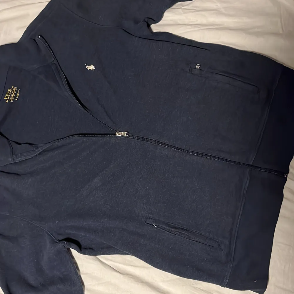 Sjukt snygg Ralph lauren fullzip. Fint material! Bara att höra av sig vid funderingar!. Tröjor & Koftor.