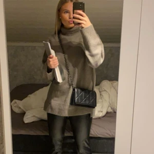 Beige ribbstickad polotröja - Säljer en supermysig beige stickad polotröja. Den har en oversized passform och långa ärmar, perfekt för höst och vinter. Tröjan är i mycket bra skick🫶🏼