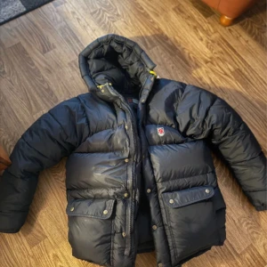  Fjällräven jacka dam - Fjällräven puffer dam. Andvänd få gånger vilket betyder att den inte har några större slitningar.