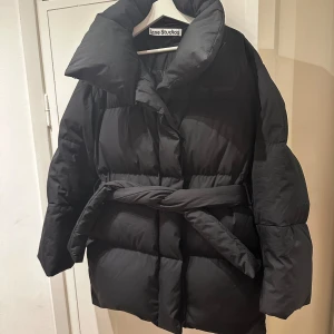 Acne Studios Vinterjacka - Säljer en svart vinterjacka från Acne Studios i storlek 34. Nyskick, knappt använd alls. Köpt från Vestiaire Collective 18/7-2024