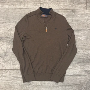 Brun tröja med dragkedja från Morris - Säljer en snygg brun tröja från Morris i storlek S. Den har en praktisk dragkedja framtill och ett diskret broderat emblem på bröstet. Perfekt för höst och vinter med sin stilrena design och bekväma passform. Passar både till vardags och lite finare tillfällen. 🧥🍂. | Pris 499kr | Skick 8/10 kolla sista bilden | Hör gärna av dig vid fler frågor!