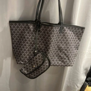 Svart handväska  - Superbra skick, helt ny. 