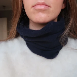 Buff 100% kashmir - Mörkblå buff i 100% återvunnen kashmir🩷