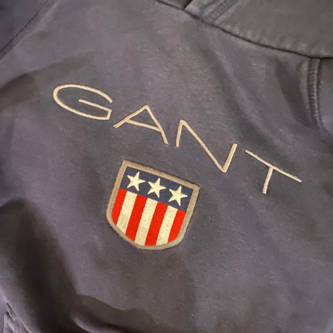 Mörkblå hoodie från GANT - 2