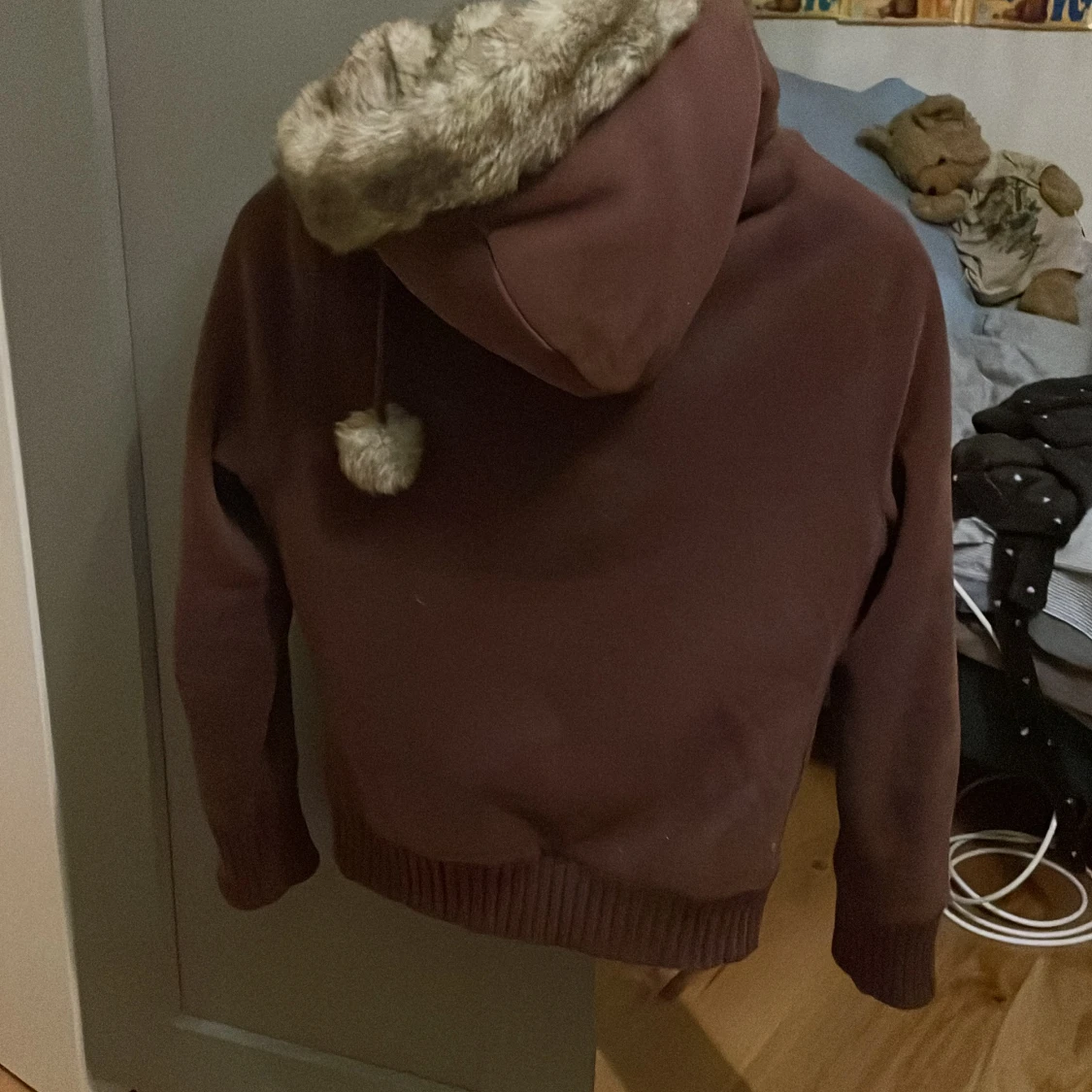 Brun hoodie med pälsfodrad luva - 2