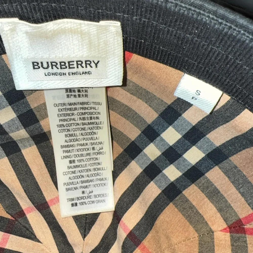 Snygg svart keps från Burberry med broderad logotyp på framsidan. Kepsen har justerbart spänne baktill och klassisk design. Perfekt för en stilren look. Storlek S. Asusteet.
