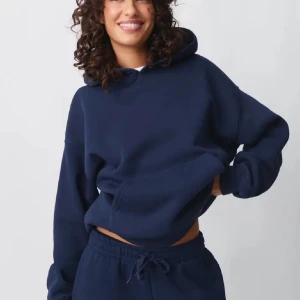 Mörkblå hoodie Gina - Mörkblå hoodie från Gina tricot i perfekt skick! Storlek S, säljer även matchande byxor❤️