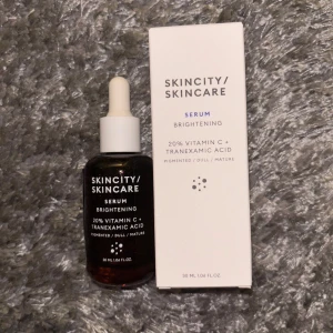 Brightening Serum från Skincity Skincare - Brightening Serum med 20% Vitamin C och Tranexamic Acid. Säljer då jag vill ta slut på andra produkter, nyskick. Helt oanvänd. Nypris ligger på 499 på Skincitys egna hemsida🌟