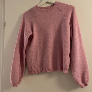 Rosa stickad tröja - Mysig rosa stickad tröja från Only med rund hals och långa ärmar. Perfekt för kyliga dagar och enkel att matcha med olika outfits. Tröjan har ribbstickade muddar vid ärmslut och nederkant. Köpt för inte så länga och har använts sparsamt men har inga defekter 💗💗 skriv vi eventuella frågor💗