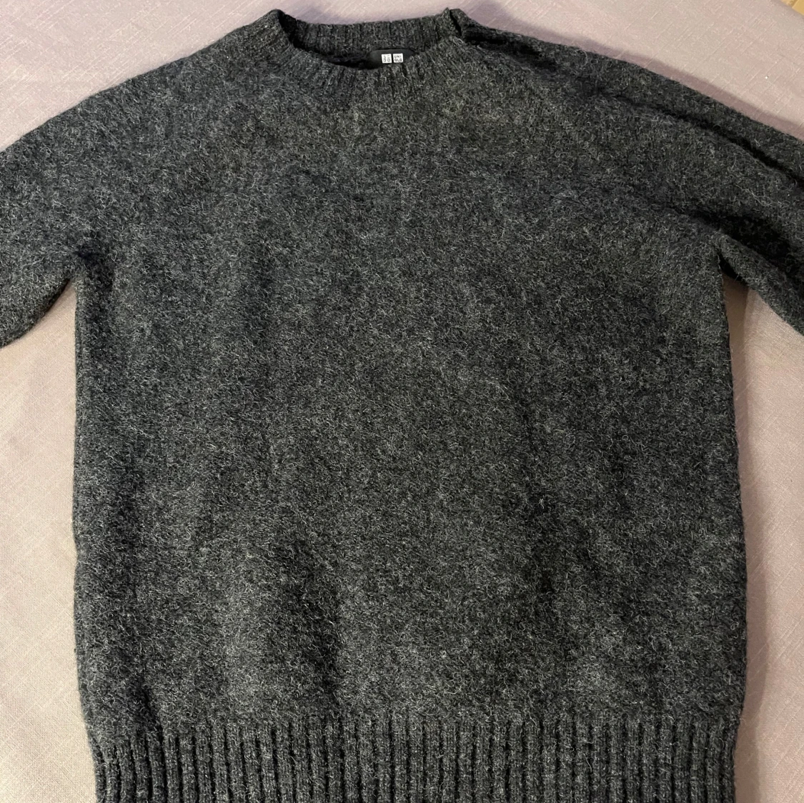 Mörkgrå stickad tröja från Uniqlo