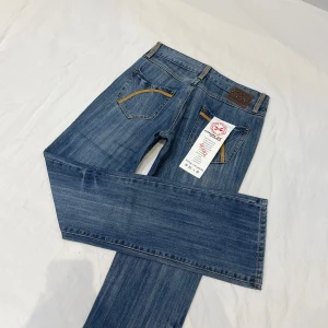 Lågmidjade bootcut jeans🤩 - Tar EJ bild med dem på då jag inte kommer i dem❤️ Midja 36 cm rakt över, gren 18 cm och innerben 81 cm. Nya med lappen kvar!