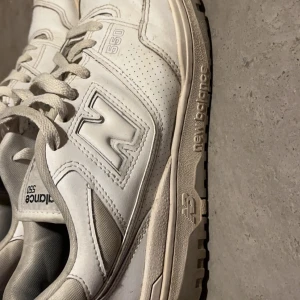 Vita sneakers från New Balance - Snygga vita New Balance 550 sneakers med klassisk design och snörning. Perfekta för en stilren look. Kan tvätta dom inanan