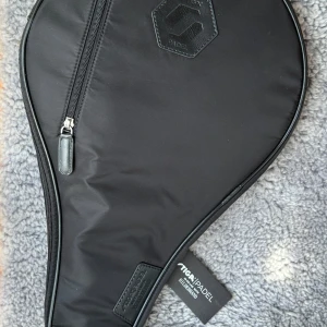 Helt nytt! Padelfodral STIGA Hildebrand of Sweden - Design HILDEBRAND of Sweden padelfodral, STIGA. Tidlöst med läderdetaljer, justerbart axelband, två mindre fack, 100% vattenavvisande nylon. Helt nytt med lapparna kvar!  Nypris 995:- Mitt pris 500:- Frakt ingår!  Kan skickas! 