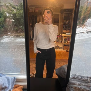 Svarta cargobyxor från Zara - Snygga svarta cargobyxor från Zara med hög midja och flera praktiska fickor. Säljer då de inte kommer till användning