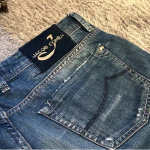 Jacob Cohën | W33 - Säljer mina eftertraktade jeans ifrån Jacob Cohën som är i bra skick och passar alla stilar. Längden på byxorna är 1.05cm.                                                    Nypris 7000kr                                                               Mitt Pris: 1199. 