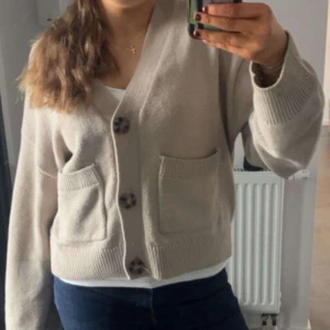 Beige kofta med knappar - Mysig beige kofta med stora knappar och två fickor framtill. Köpt för 350kr❤️