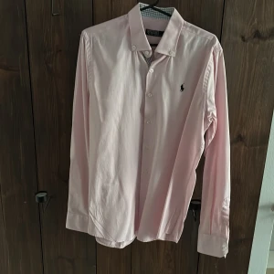 Ralph lauren skorta - En väldigt fin skjorta som är använd ändast en gång på en skolavslutning så är i topp kvalitet, köpte den ny förra året för 1399kr säljer den för 350kr