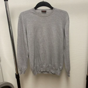 Oscar Jacobsson merinotröja  - Säljer denna snygga merino tröja från Oscar Jacobsson! Storlek L fits S! Skick 9/10. Kan gå ner i pris vid snabb affär. Hör av dig vid minsta fundering 🤩