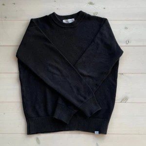 Les Deux Sweatshirt  - Riktigt fet sweatshirt från Les Deux i väldigt bra skick. Storlek S. Nypris:1099kr mitt pris:499kr😮‍💨Öppen för rimliga prisförslag🤑Hör av dig vid frågor eller funderingar🍾🥂