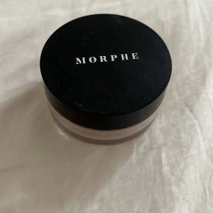 Löspuder från Morphe - Säljer ett löspuder från Morphe i färgen translucent. Använder inte då jag har många andra puder. Testad 1 gång så den är som ny. Nypris 173kr
