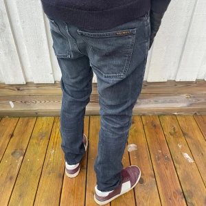 NUDIE GRIM TIM - Säljer nu dessa sjukt snygga nudie jeans i den populäraste slimfit passformen nämligen Grim Tim✅ | På lappen står 31/32 men de passar mycket bättre till 30/32!👖 | Hör av dig vid minsta fundering!🙌👑