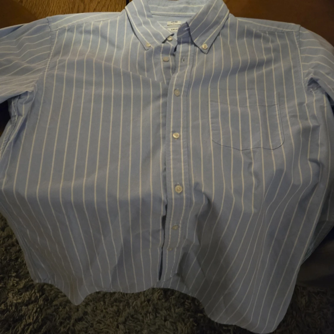 Blå och vit randig skjorta från Uniqlo - 90