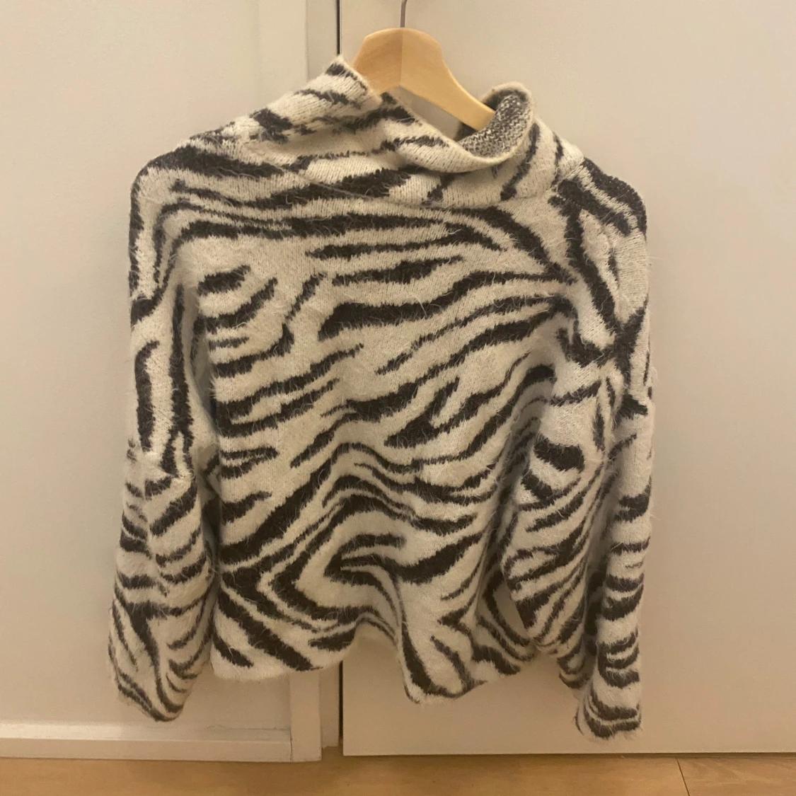 Zebramönstrad tröja med polokrage - 90