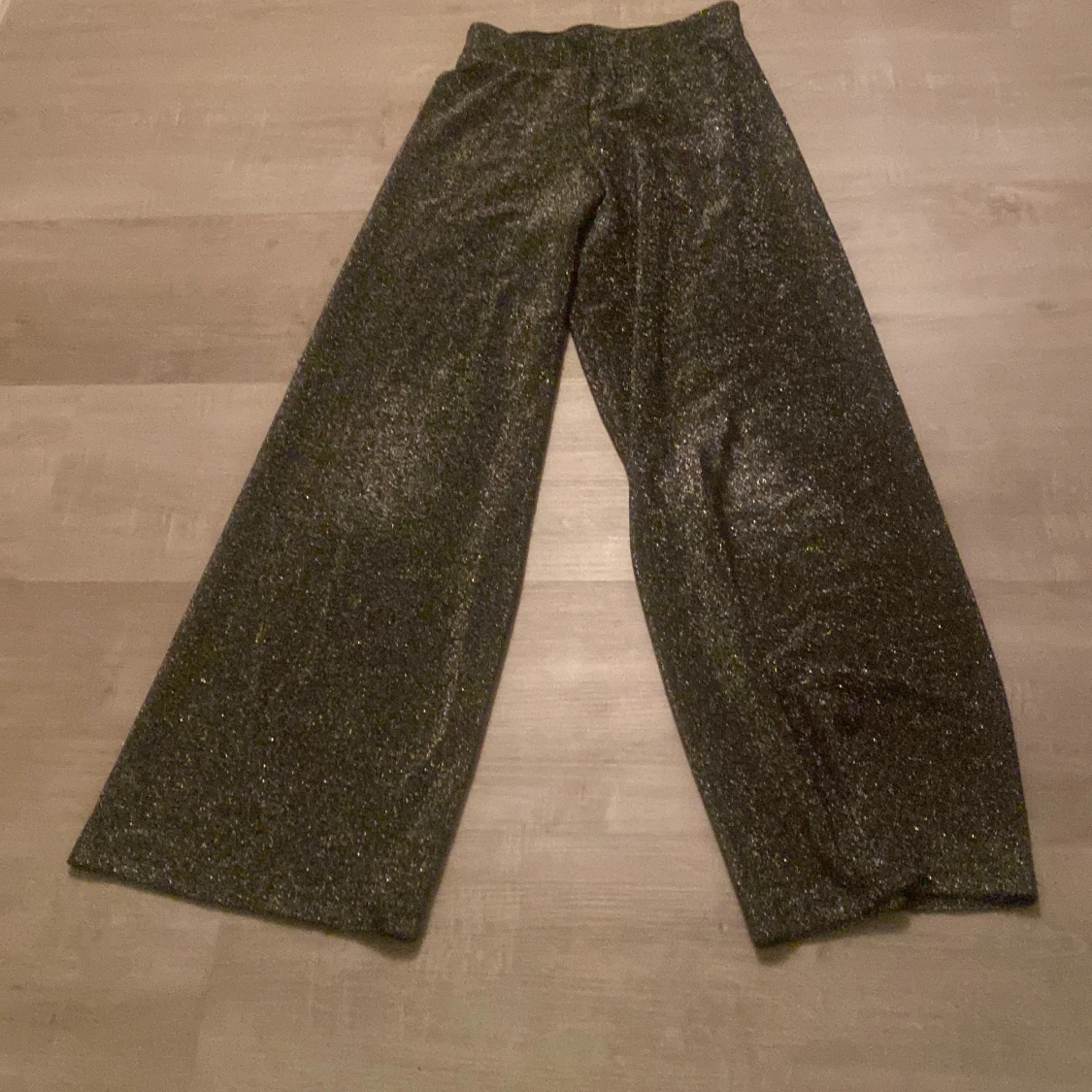 Glittriga byxor från KappAhl