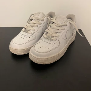 Vita Nike Air Force sneakers - Säljer nu mina vita air force one pågrund av att jag ej använder dom. Dom är knappt använda men det finns några fläckar som vi inte lyckas ta bort men med rätt tillbehör går det nog att få bort. Annars är dom helt perfekta.