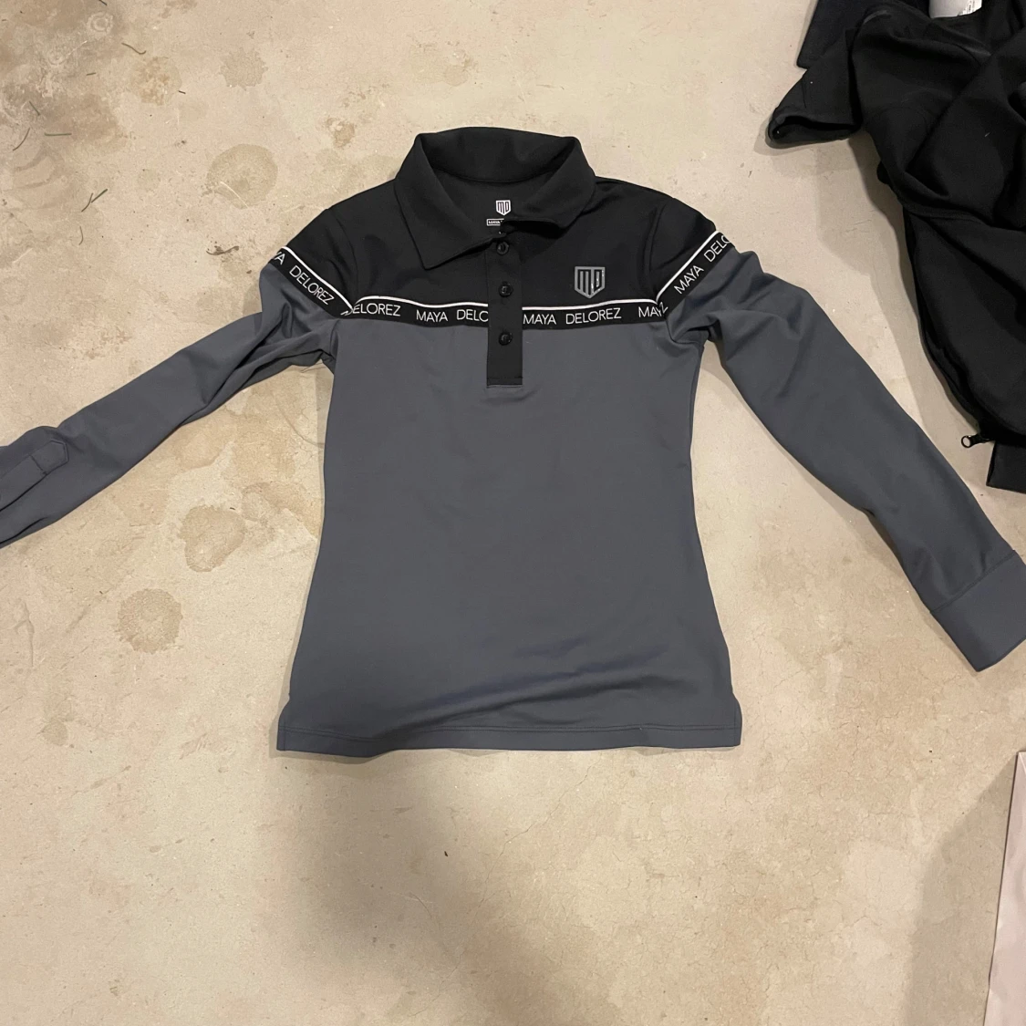 Grå pikétröja från Maya Delorez