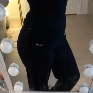 Mörkblå mjukisbyxor/yogapants med snörning som går att justera! - Säljer ett par mörkblå mjukisbyxor i mycket bra skick❣️De har en bekväm passform med snörning i midjan för justerbarhet. Byxorna är i storlek S och är köpta från Zalando! Jag har använt dom någon gång!